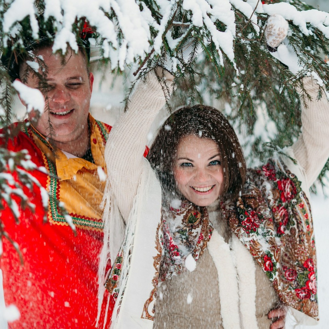 couples-playing-in-winter